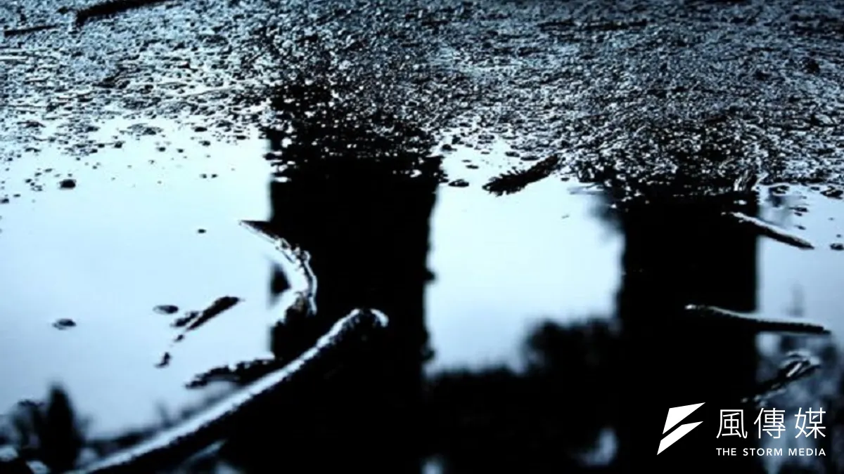 榔頭一念至此,唱聲哽咽。一條狗聽得不耐煩,扯起嗓門,粗暴回應他。他腦勺一悶,栽在地裡,糊了滿臉泥穢。突襲他的人,乘勢往他背上踩兩腳。(取自網路)