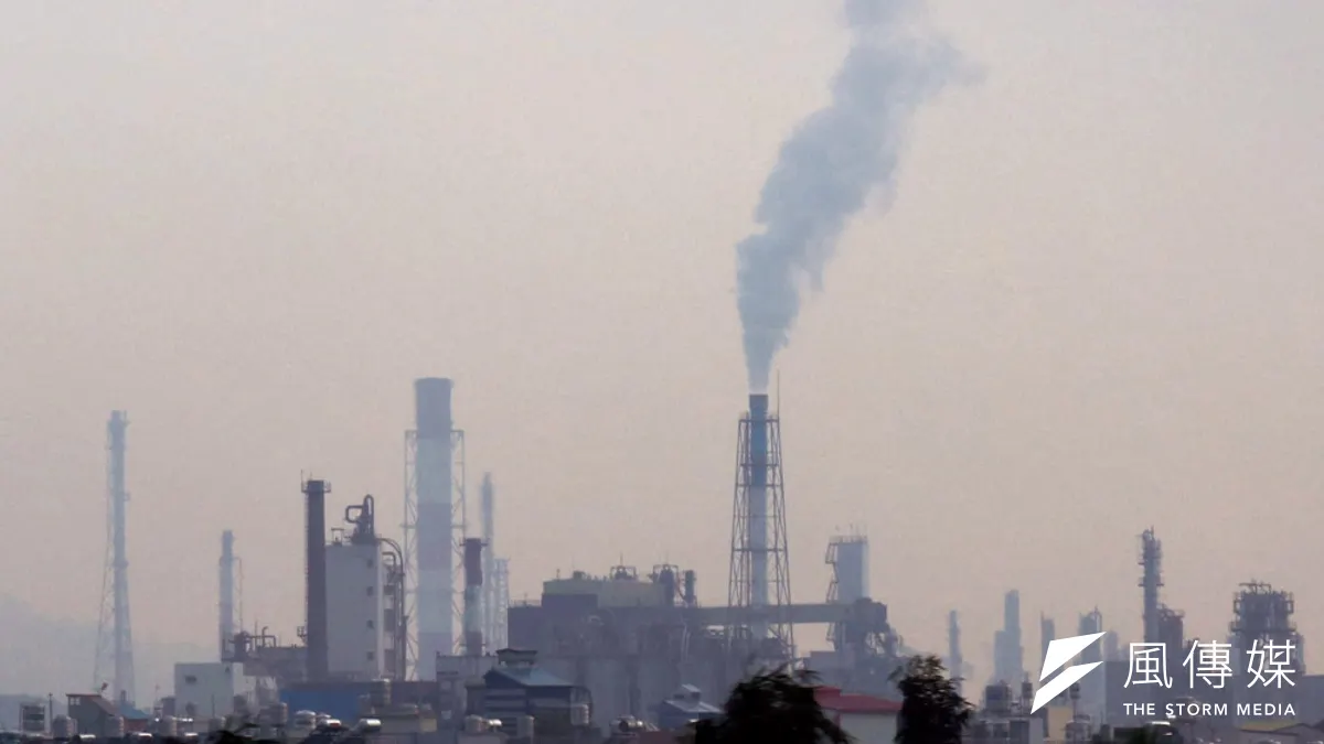 高雄市環保局檢視汙染物排放數據,有超過八成五的減量來自大型工廠。(攝林瑞慶攝)