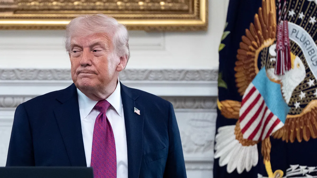 美國總統川普於 21 日正式宣布延長對伊朗的停火,理由是伊朗政府內部正處於「嚴重分裂」,美方決定應巴基斯坦請求給予斡旋空間。(美聯社)