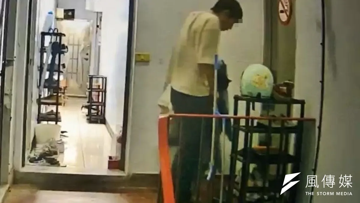 男大生將貓以棉被包裹帶回自己的房間。(圖/新北動保處提供)