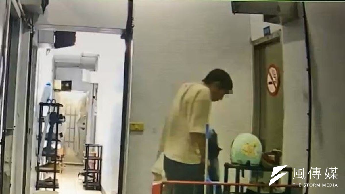 男大生將貓以棉被包裹帶回自己的房間。(圖/新北動保處提供) 男大生將貓以棉被包裹帶回自己的房間。(圖/新北動保處提供)