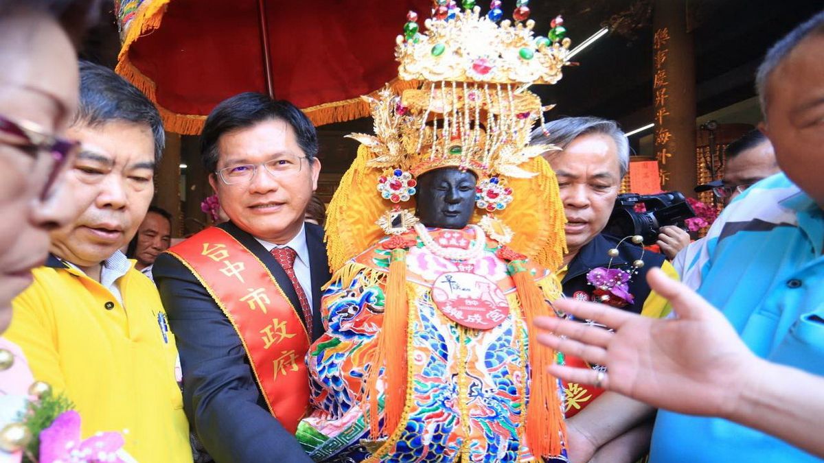 中市樂成宮旱溪媽祖上轎起駕 林佳龍也現身恭迎 中市樂成宮旱溪媽祖上轎起駕 林佳龍也現身恭迎