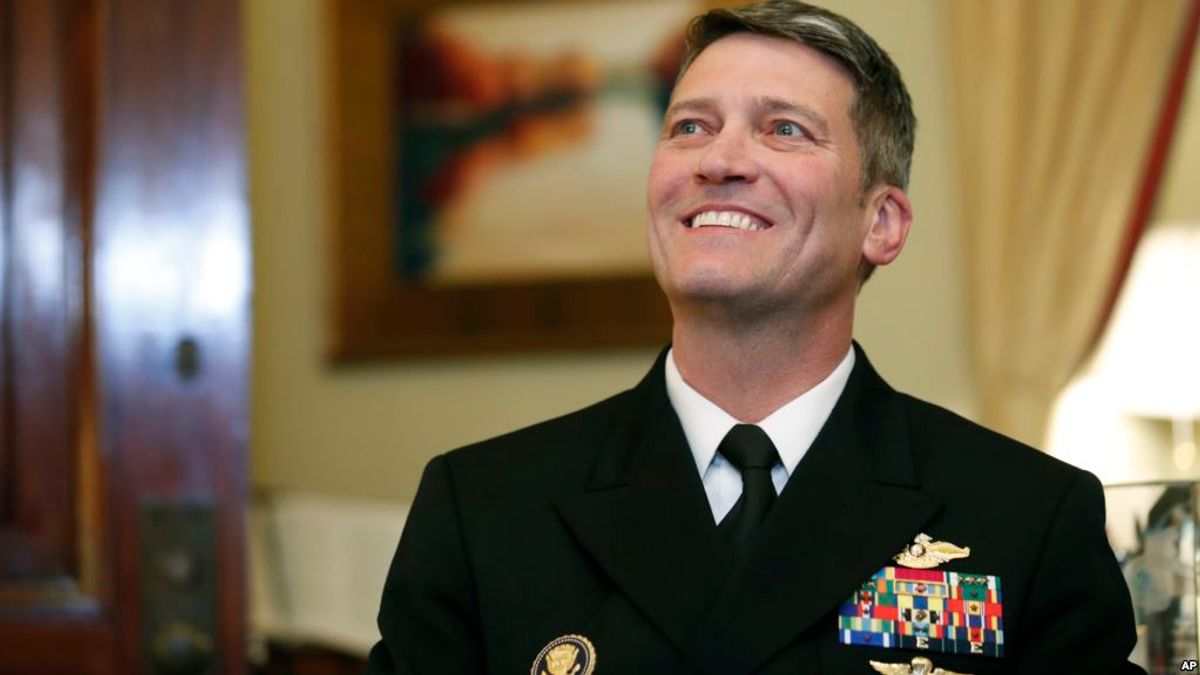 被川普提名為退伍軍人事務部部長的白宮醫師、海軍少將羅尼・傑克遜在國會會晤參議院退伍軍人事務委員會主席約翰尼・艾薩克森參議員。(美聯社) 被川普提名為退伍軍人事務部部長的白宮醫師、海軍少將羅尼・傑克遜在國會會晤參議院退伍軍人事務委員會主席約翰尼・艾薩克森參議員。(美聯社)