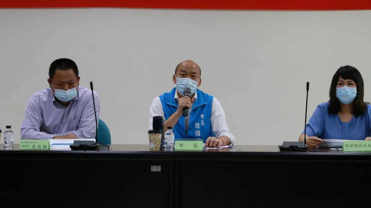 高雄市長韓國瑜(中)近期力拚市政,希望挽回民眾信心。高雄市政府也呼籲罷韓團體,現在的焦點不應在政治上,而是要團結高雄,共同抗疫。(資料照,高雄市政府提供)