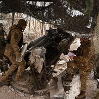 2025年3月2日、ウクライナ軍人がウクライナのドネツク近郊の前線にあるロシア軍陣地にM777榴弾砲を発射。(AP通信) 2025年3月2日、ウクライナ軍人がウクライナのドネツク近郊の前線にあるロシア軍陣地にM777榴弾砲を発射。(AP通信)