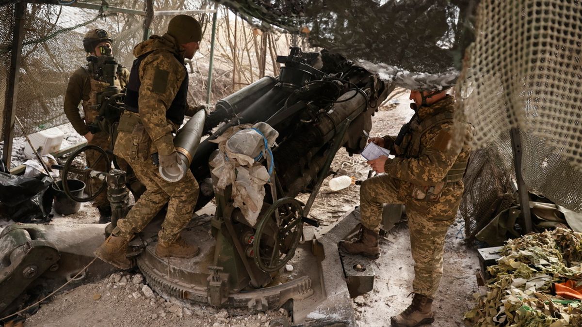 2025年3月2日。烏克蘭軍人向烏克蘭頓涅茨克附近前線的俄羅斯陣地發射了M777榴彈炮。 (AP) 2025年3月2日。烏克蘭軍人向烏克蘭頓涅茨克附近前線的俄羅斯陣地發射了M777榴彈炮。 (AP)