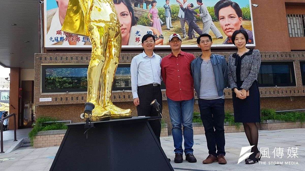 「島嶼映像-影像裝置藝術展」即日起於竹市影博館展出,圖中金人為來自日本新潟的阿部乳坊作品「觀光」。(圖/方詠騰攝) 「島嶼映像-影像裝置藝術展」即日起於竹市影博館展出,圖中金人為來自日本新潟的阿部乳坊作品「觀光」。(圖/方詠騰攝)