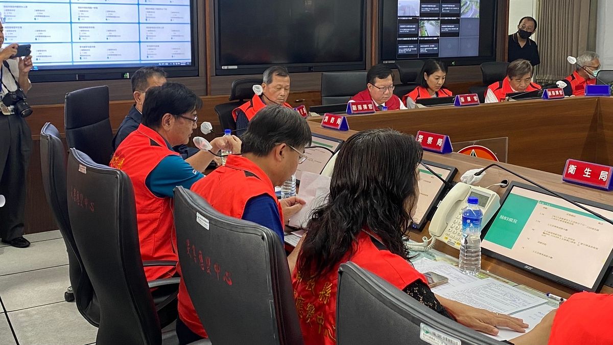 行政院副院長鄭文燦5日赴南投縣視導卡努颱風災害應變中心了解南投災情。(圖/行政院中部聯合服務中心) 行政院副院長鄭文燦5日赴南投縣視導卡努颱風災害應變中心了解南投災情。(圖/行政院中部聯合服務中心)