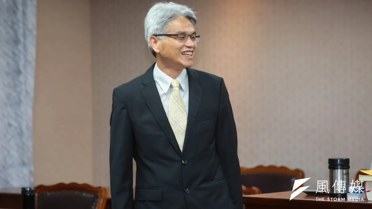 作者聲稱,蔡政府在網路時代,還無知的自以為真的能以法律威嚇、逼迫媒體與人民。圖為中選會主委陳英鈐。(資料照,顏麟宇攝)