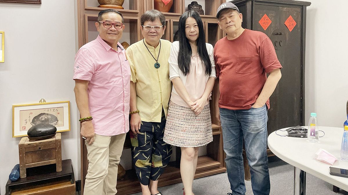 張淯(右二)登高一呼,號召演藝圈好友鄭進一(左二)、澎恰恰(右一)、許效舜(左一),3位一來一往「鬥嘴鼓」,讓藝祈鑽藝術中心的現場氣氛HIGH到最高點!(圖/藝祈鑽藝術數位科技提供) 張淯(右二)登高一呼,號召演藝圈好友鄭進一(左二)、澎恰恰(右一)、許效舜(左一),3位一來一往「鬥嘴鼓」,讓藝祈鑽藝術中心的現場氣氛HIGH到最高點!(圖/藝祈鑽藝術數位科技提供)