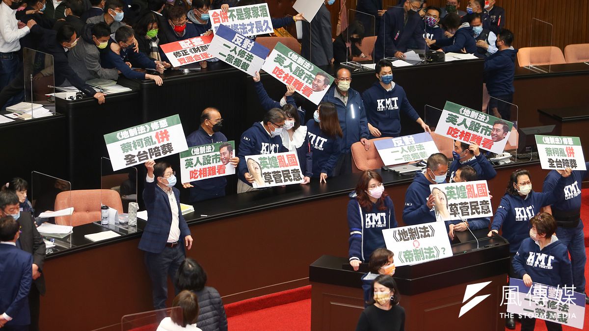 民進黨團24日擬將地制法修法草案逕付二讀,國民黨立委林為洲、林思銘、鄭正鈐等人搶佔主席台,進行議事杯葛。(顏麟宇攝) 民進黨團24日擬將地制法修法草案逕付二讀,國民黨立委林為洲、林思銘、鄭正鈐等人搶佔主席台,進行議事杯葛。(顏麟宇攝)