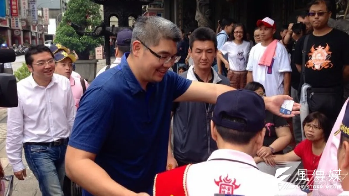 國民黨台北市長參選人連勝文10日出席霞海城隍廟遶境活動。(羅暐智攝)