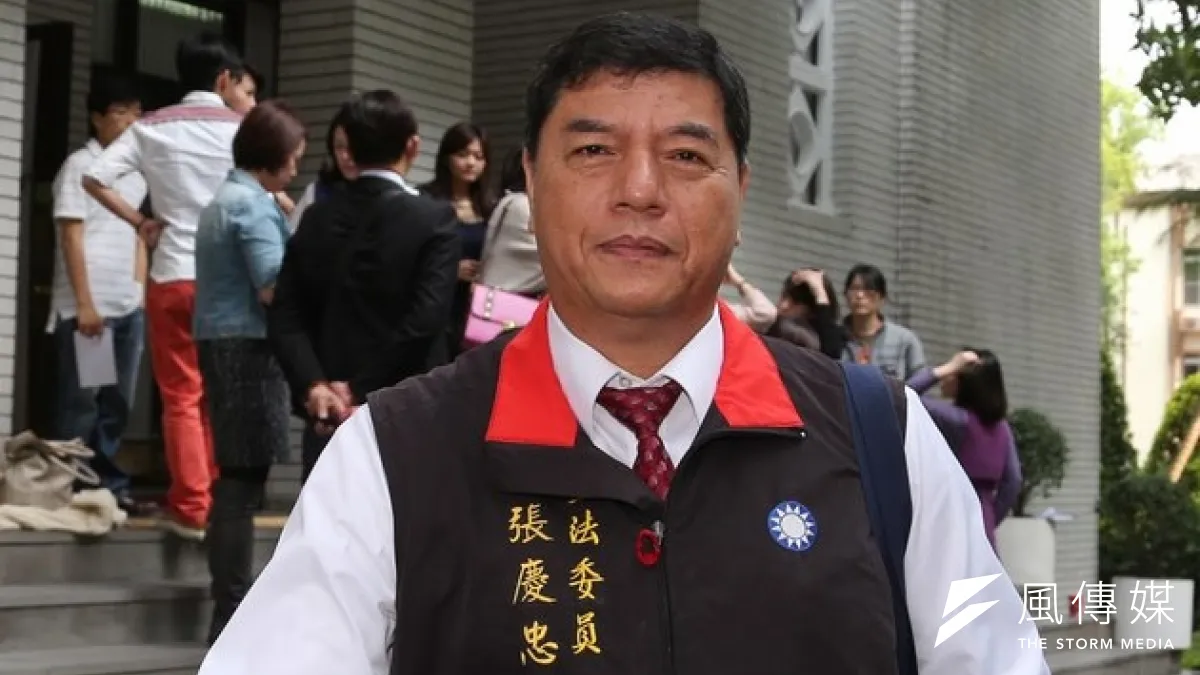 立法院國民黨團強渡關山堅持在17日將服貿案以不審查方式逕行送院會查存,引發民怨反彈並導致學生攻佔立院,藍委張慶忠成為眾矢之的。(余志偉攝)