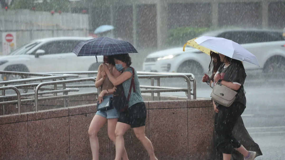 中颱白海豚暴風圈通過北部海面,螺旋雨帶籠罩北台灣,預計今日晚間登陸浙江,週四起全台將迎來另一波南海水氣帶來的多雨天氣。(圖/中央社)