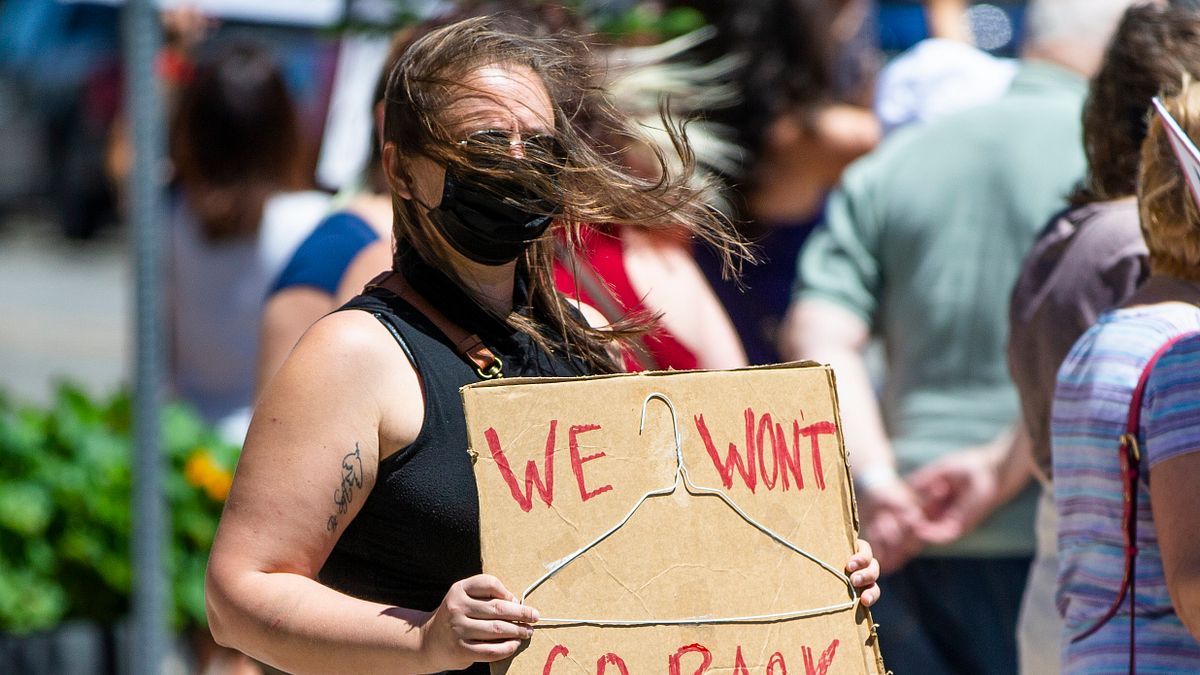 美國聯邦最高法院推翻保障女性墮胎權的「羅伊訴韋德案」判決,女性權益倒退五十年,抗議者舉牌「我們不會後退」。(資料照,美聯社) 美國聯邦最高法院推翻保障女性墮胎權的「羅伊訴韋德案」判決,女性權益倒退五十年,抗議者舉牌「我們不會後退」。(資料照,美聯社)