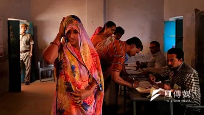 印度女性選民投票率持續上升,顯示她們對政治的關切與影響力也與日俱增。(美聯社)