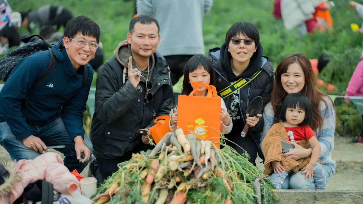 雲林東勢迎國際台灣胡蘿蔔日 萬人齊聚體驗五彩生活!闔家一同體驗拔胡蘿蔔樂趣。(圖/活力東勢提供)