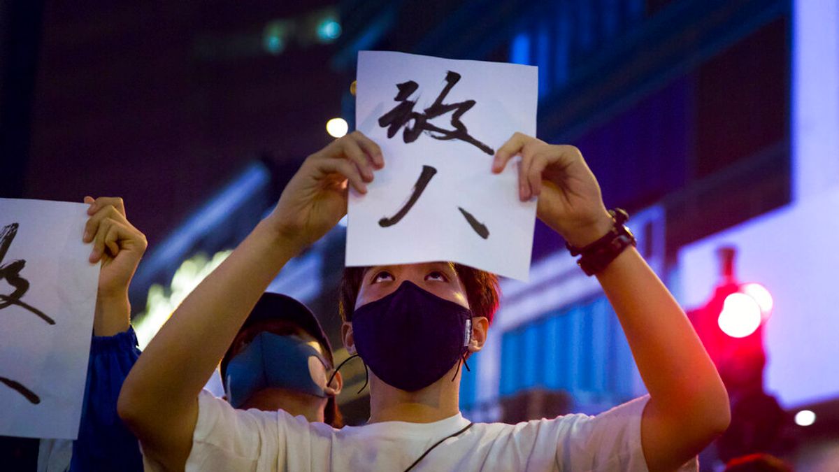 筆者認為,以文化而言,香港與台灣真正的母親都是中國,但是兩個孩子同「命」不同「運」,以香港這般進步的法治社會,早該實行民主選舉,卻「身不由己」;台灣則是沒有實行民主選舉的基本條件而貿然實行,使政客易於蠱惑群眾。圖為香港抗爭民眾赴理工大學要求港警「放人」。(資料照,美聯社) 筆者認為,以文化而言,香港與台灣真正的母親都是中國,但是兩個孩子同「命」不同「運」,以香港這般進步的法治社會,早該實行民主選舉,卻「身不由己」;台灣則是沒有實行民主選舉的基本條件而貿然實行,使政客易於蠱惑群眾。圖為香港抗爭民眾赴理工大學要求港警「放人」。(資料照,美聯社)