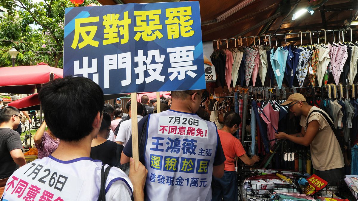 選委會提醒,投票當日必須出示本人的國民身分證才能領取選票,若民眾在投票日前遺失證件,應盡快向戶政事務所申請補發,需特別注意的是,投票當天戶政機關將不受理任何有關國民身分證的補、換發申請。(柯承惠攝) 選委會提醒,投票當日必須出示本人的國民身分證才能領取選票,若民眾在投票日前遺失證件,應盡快向戶政事務所申請補發,需特別注意的是,投票當天戶政機關將不受理任何有關國民身分證的補、換發申請。(柯承惠攝)