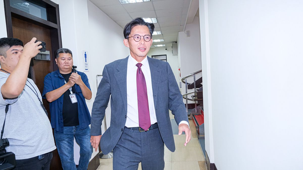 民眾黨主席黃國昌(中)指揮狗仔跟拍政治人物的風波持續擴大。(劉偉宏攝) 民眾黨主席黃國昌(中)指揮狗仔跟拍政治人物的風波持續擴大。(劉偉宏攝)