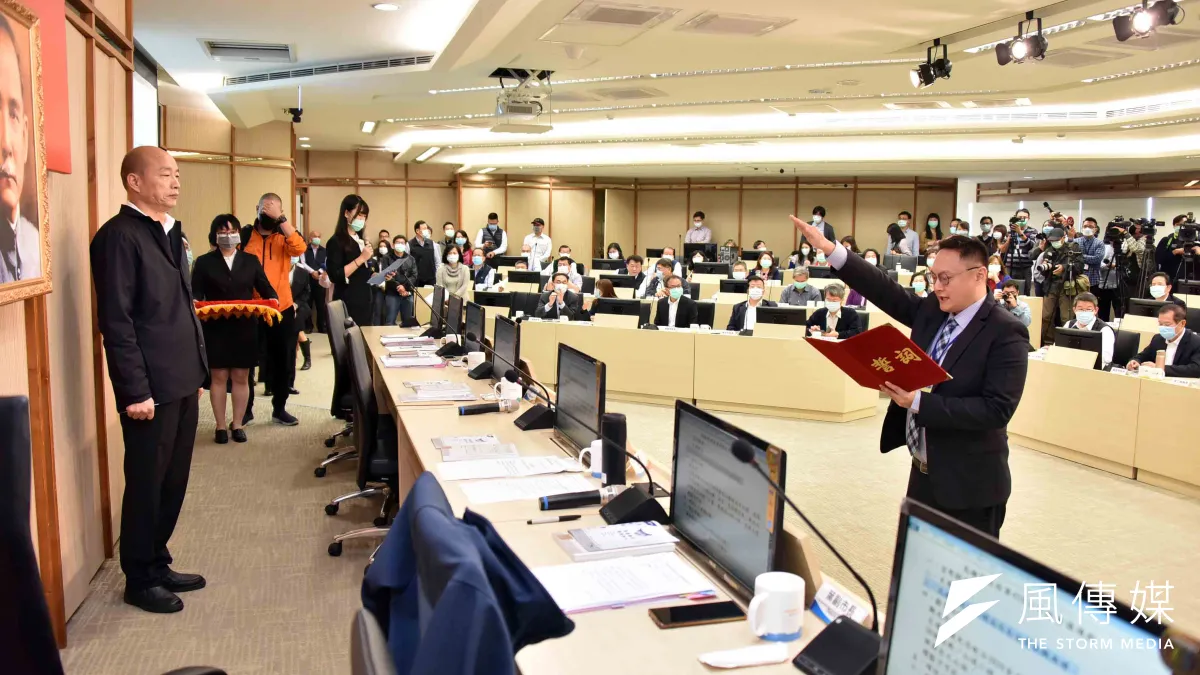 高雄市政府新任新聞局長鄭照新在市政會議上宣誓就職。(圖/徐炳文攝)