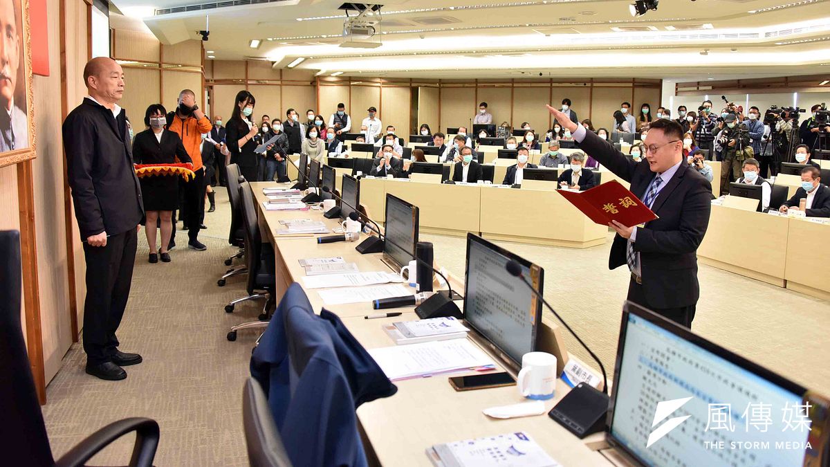 高雄市政府新任新聞局長鄭照新在市政會議上宣誓就職。(圖/徐炳文攝) 高雄市政府新任新聞局長鄭照新在市政會議上宣誓就職。(圖/徐炳文攝)