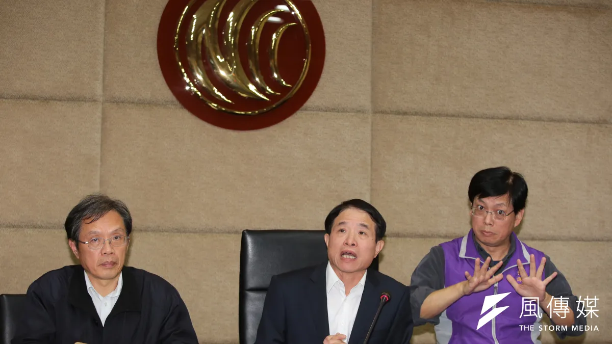 蘇內閣及綠委強力打「假新聞」,並要求NCC要強硬理,圖為NCC副主委翁柏宗(中)、內容事務處長黃金益(左)3日於會議後召開例行記者會。(資料照片,顏麟宇攝)