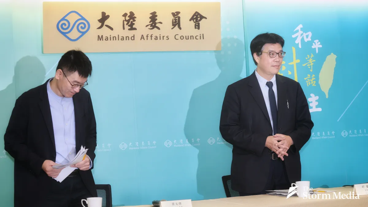 Taiwan's Mainland Affairs Council says it is studying new Chinese exit and entry rules that take effect September 15. Pictured are MAC Minister Chiu Chui-cheng (right) and Deputy Minister Liang Wen-chieh. (File photo by Ko Cheng-hui)