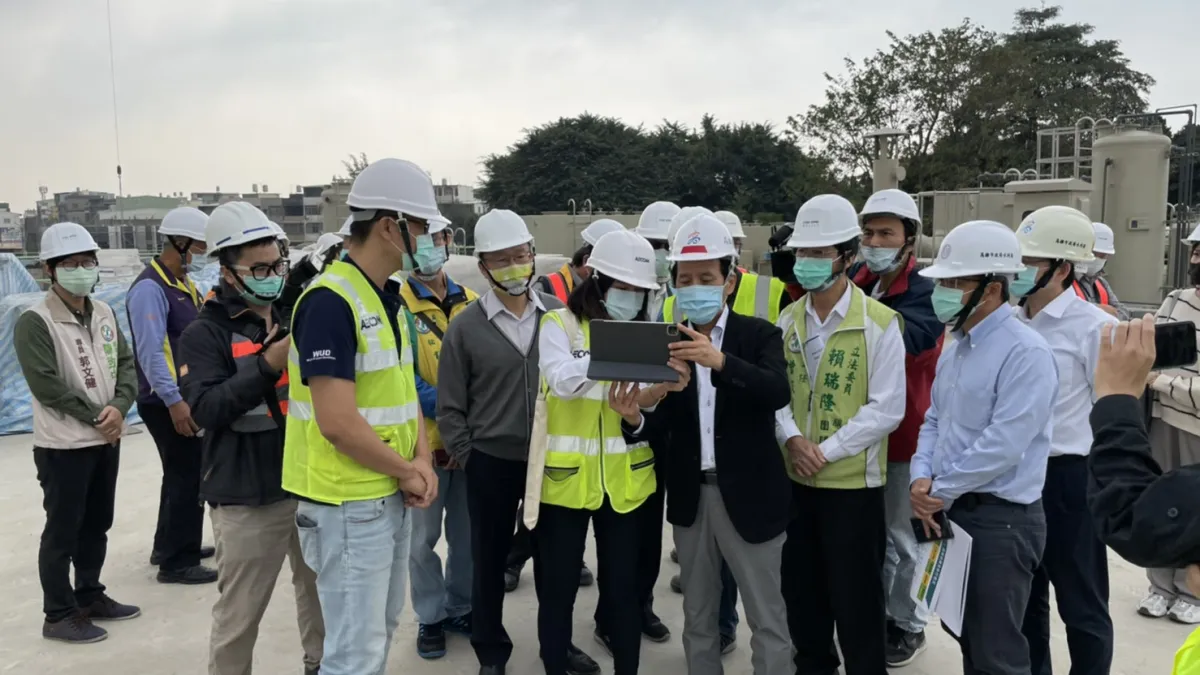 高雄市府與臨海水務股份有限公司攜手於臨海工業區興建臨海水資源中心,副市長林欽榮前往視察工程進度。(圖/高雄市水利局提供)
