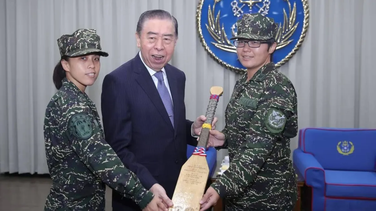 蘇湘涵上士(右一)、陳姿樺中士(左一)與軍人之友社理事長李棟樑(中)合影。(取自青年日報)