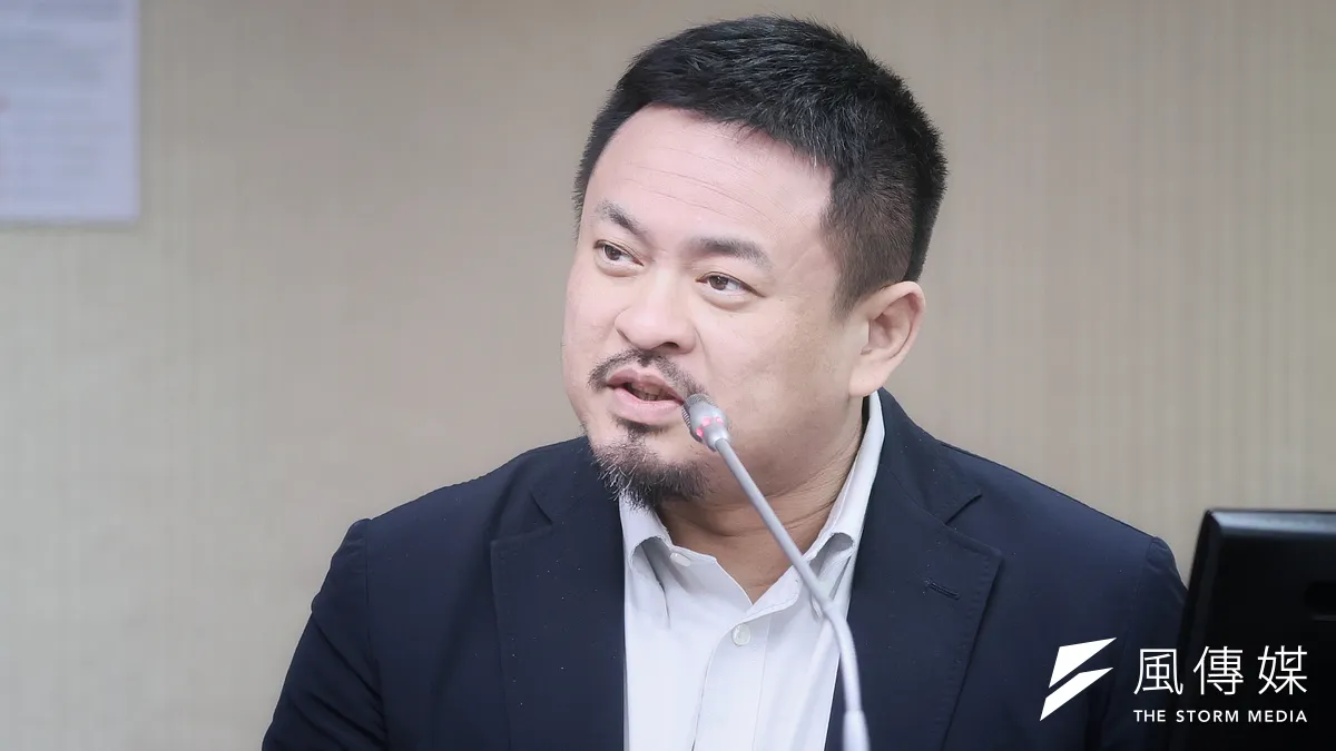 台灣近期因有民眾在公共政策平台提案「推動四日工作制,每週上四天班放假三天」,即周休三日,連署數已正式突破5,700人門檻,政府必須在法定期限內做出正式回覆。對此,勞動部部長洪申翰表示,考量台灣企業樣態與勞工就業型態的多樣性,目前仍在謹慎蒐集各方意見的階段。(柯承惠攝)