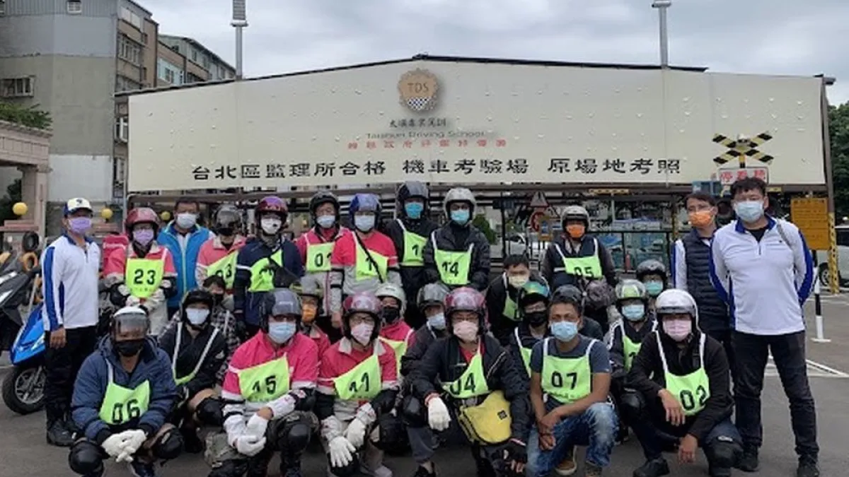 為加強外送員的交通安全與防禦觀念,交通局特別擴大辦理外送員機車安全駕駛訓練課程。(圖/新北市交通局提供)