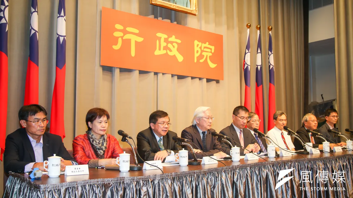 行政院20日召開「前瞻基礎建設計畫」記者會,公布綠能與水環境投資內容。(陳明仁攝)