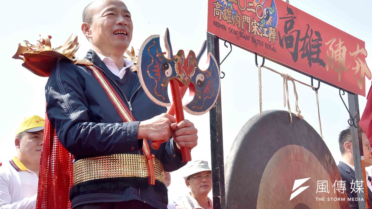 韓國瑜身披火鶴金甲,手持兵器,為24個在地文武藝陣團體,總點名大閱兵。(圖/徐炳文攝) 韓國瑜身披火鶴金甲,手持兵器,為24個在地文武藝陣團體,總點名大閱兵。(圖/徐炳文攝)