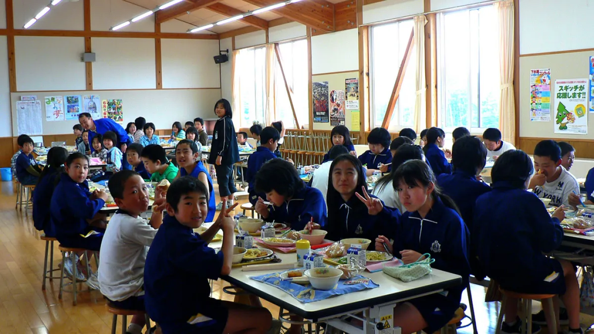 日本的營養供餐通常是一整班、一整個年級、甚至是全校連同老師們大家一起吃。(圖/Chris Lewis@Flickr)