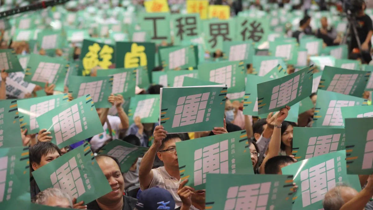民進黨選情拉抬不動,實在有賴「隊友」亂助。圖為民進黨百工百業活動到新北,為蘇貞昌造勢。(蘇貞昌辦公室提供)
