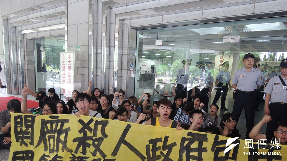 台灣聲援Hydis工人連線不滿台北市政府警局逮捕並遣送和平陳抗的韓國工人,在台北市議會前堵柯文哲抗議。(葉瑜娟攝) 台灣聲援Hydis工人連線不滿台北市政府警局逮捕並遣送和平陳抗的韓國工人,在台北市議會前堵柯文哲抗議。(葉瑜娟攝)