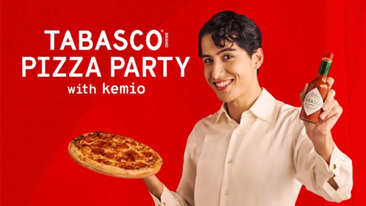 TABASCO®ソースを製造するマキルヘニー社は、11月11日の「TABASCO®ソースの日」から30日まで、ピザとタバスコの王道の組み合わせを祝う「ピザに、タバスコ®」キャンペーンを全国で開催する。(写真/TABASCO® PR事務局提供) TABASCO®ソースを製造するマキルヘニー社は、11月11日の「TABASCO®ソースの日」から30日まで、ピザとタバスコの王道の組み合わせを祝う「ピザに、タバスコ®」キャンペーンを全国で開催する。(写真/TABASCO® PR事務局提供)