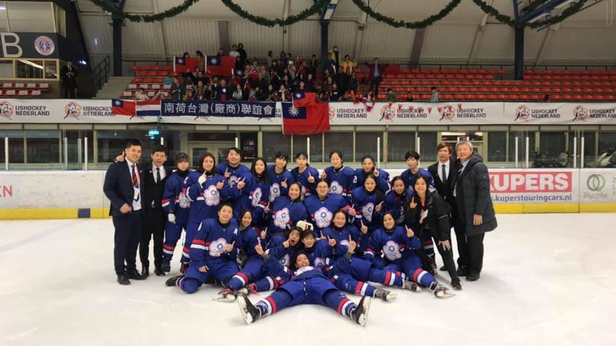 U18中華女子冰球代表隊在世界盃成功摘金,明年將升上世界一級。(圖片取自中華冰球協會臉書) U18中華女子冰球代表隊在世界盃成功摘金,明年將升上世界一級。(圖片取自中華冰球協會臉書)