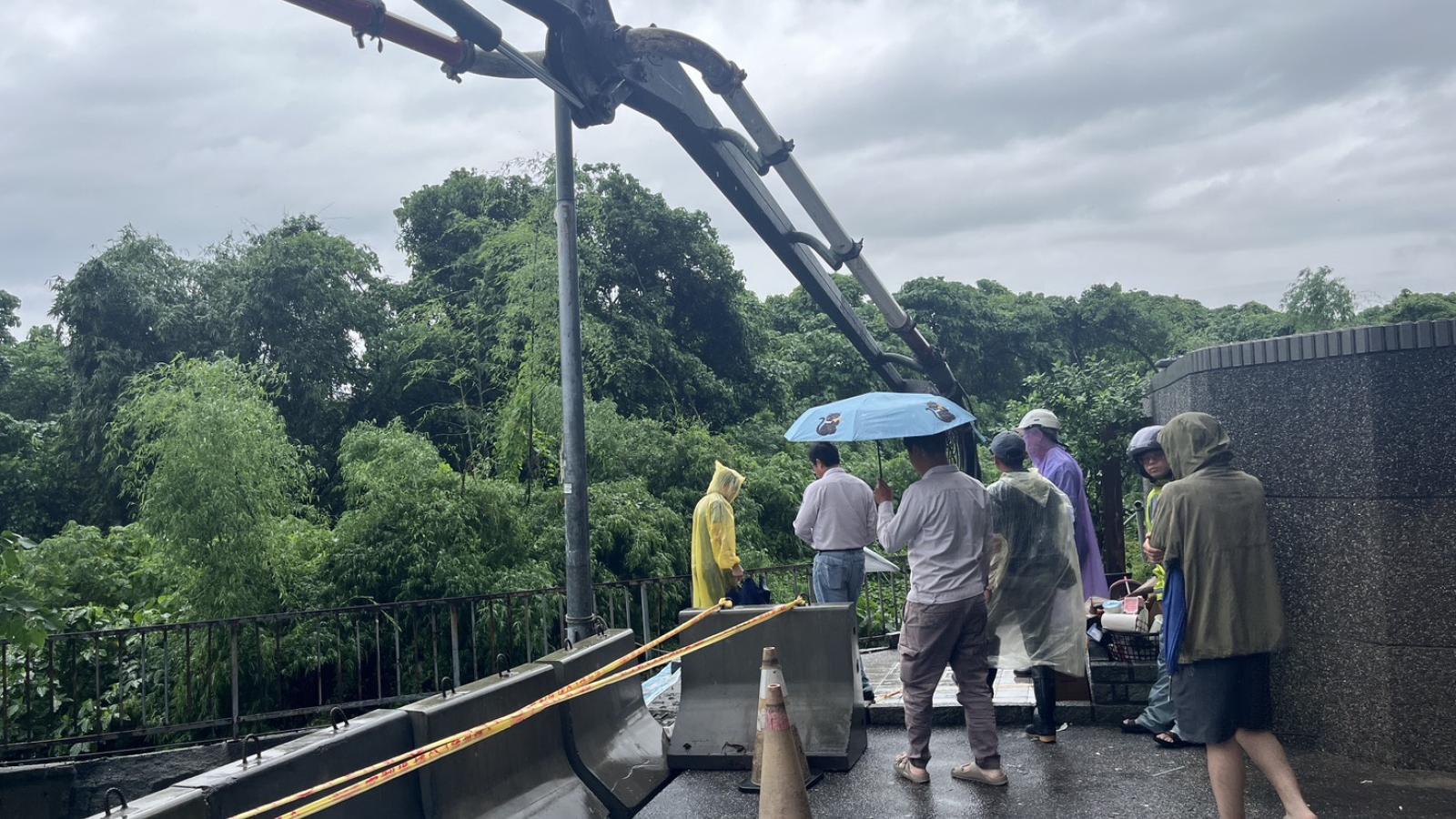 豪雨造成楠梓菁英會館旁護岸掏空 林欽榮邀四大技師公會會勘:建物目前無立即危險