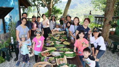 原民部落親子團內容豐富,大小朋友們享用美味豐盛的阿美族獵人餐點。(圖/原民會提供)