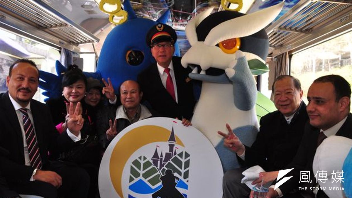 新竹縣長邱鏡淳(中)化身一日列車長,行銷內灣線的動漫彩繪列車。(新竹縣政府提供) 新竹縣長邱鏡淳(中)化身一日列車長,行銷內灣線的動漫彩繪列車。(新竹縣政府提供)