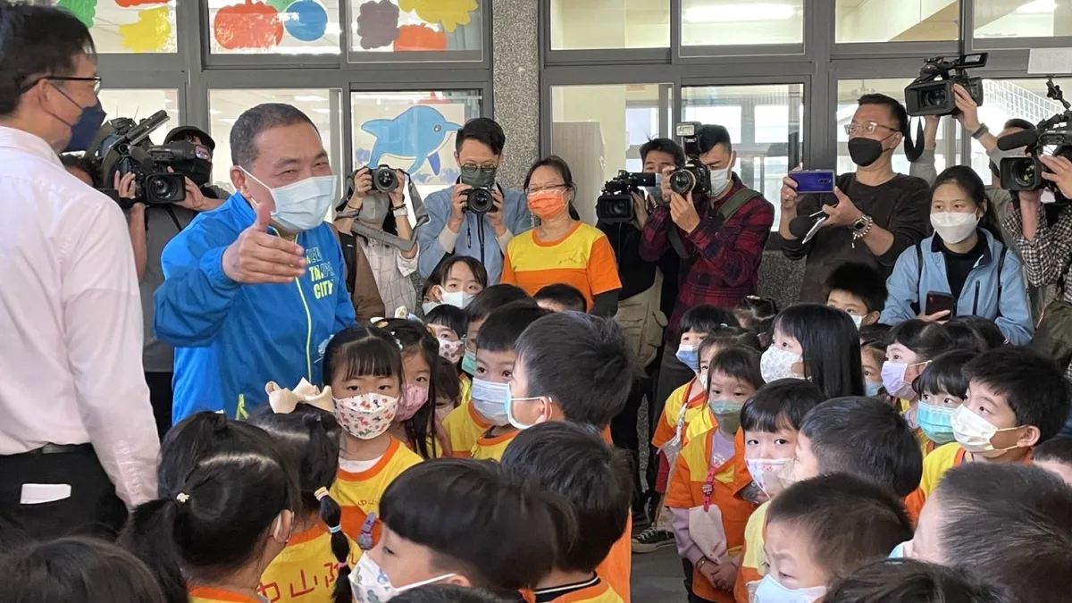 板橋中山國小幼兒班的小朋友們與市長侯友宜熱情互動。(圖/新北市工務局提供)