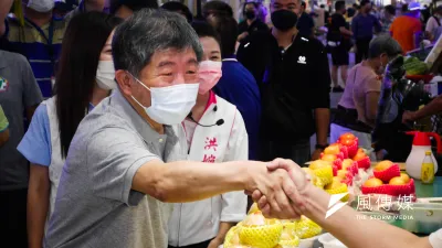 隨著年底地方選戰腳步逼近,各政黨參選人的動作明顯升溫。民進黨台北市長參選人陳時中團隊開始進行「搶年輕選票大作戰」。(資料照,蔡親傑攝)