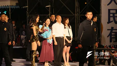 國民黨總統候選人韓國瑜(右二)、太太李佳芬(左二)以及女兒韓冰(右一)一家人在選前之夜合體。(柯承惠攝)