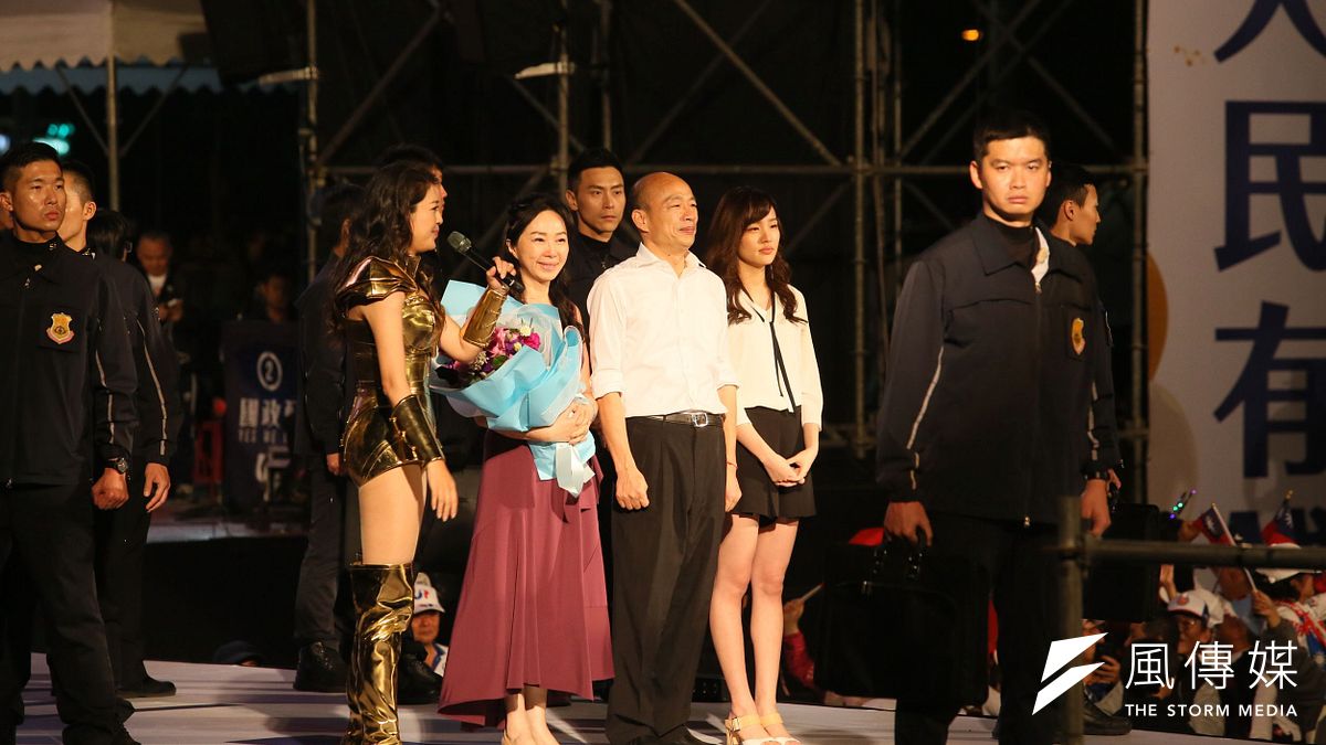 國民黨總統候選人韓國瑜(右二)、太太李佳芬(左二)以及女兒韓冰(右一)一家人在選前之夜合體。(柯承惠攝) 國民黨總統候選人韓國瑜(右二)、太太李佳芬(左二)以及女兒韓冰(右一)一家人在選前之夜合體。(柯承惠攝)