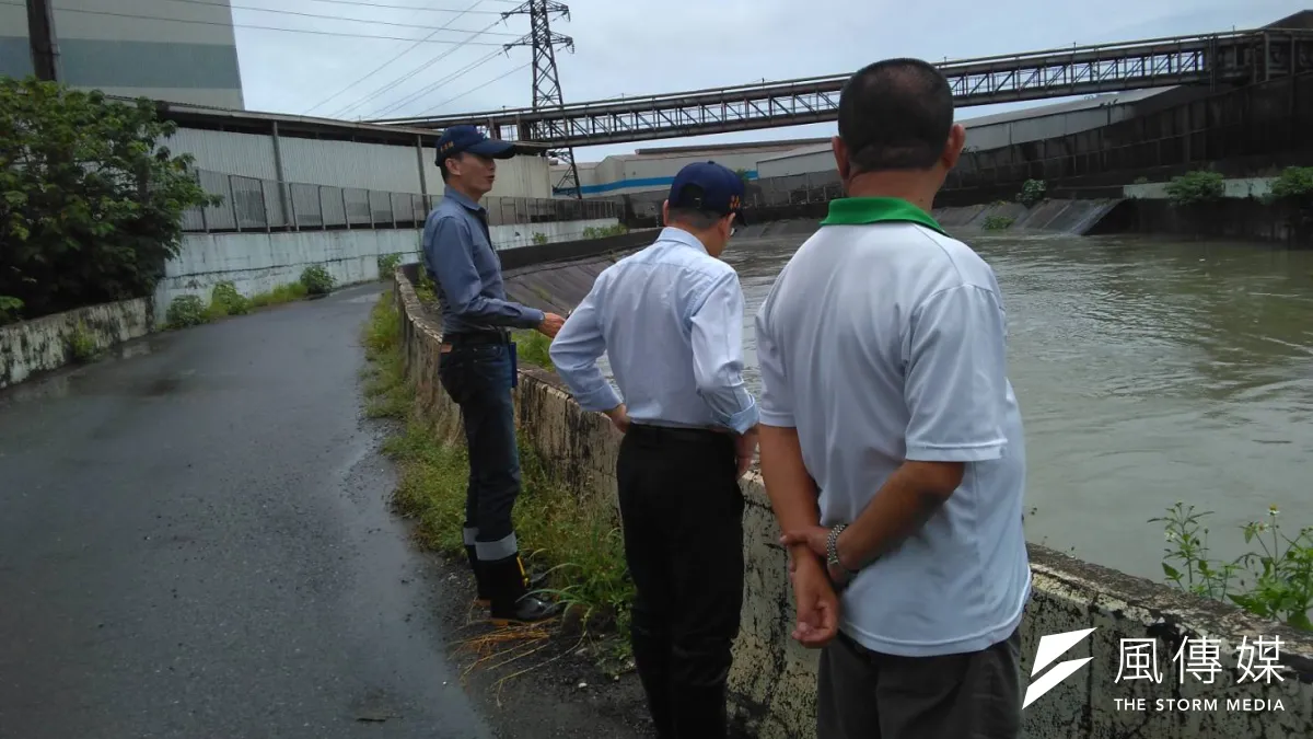 經濟部水利署亦針對部分地區發布淹水警戒,高雄市府嚴密掌握並保持警戒。(圖/徐炳文攝)