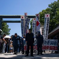 終戦80年を迎えた8月15日、東京・靖国神社を参拝する右翼団体のメンバー。(写真/AP通信) 終戦80年を迎えた8月15日、東京・靖国神社を参拝する右翼団体のメンバー。(写真/AP通信)
