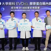 大學眼科醫師團隊共同見證 EVO ICL 膠原蛋白眼內鏡(植入式隱形眼鏡)全球突破 400 萬例。由榮譽總院長林丕容領軍,與葉威毅院長、周宗賢執行院長及親身受術的蕭家杰院長、郭仲凱醫美醫師,共同宣示視力矯正跨入「安全、微創、可逆」的 AI 視覺新時代。 大學眼科醫師團隊共同見證 EVO ICL 膠原蛋白眼內鏡(植入式隱形眼鏡)全球突破 400 萬例。由榮譽總院長林丕容領軍,與葉威毅院長、周宗賢執行院長及親身受術的蕭家杰院長、郭仲凱醫美醫師,共同宣示視力矯正跨入「安全、微創、可逆」的 AI 視覺新時代。