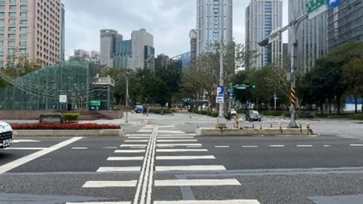 取消汽車至上主義,改善行人和駕駛間的關係,以此才能真正達到雙方的安全。(圖/新北市交通局提供)